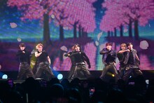 ALPHA DRIVE ONEの日本初ショーケース開催、“究極の2択クイズ”でメンバーを深掘り