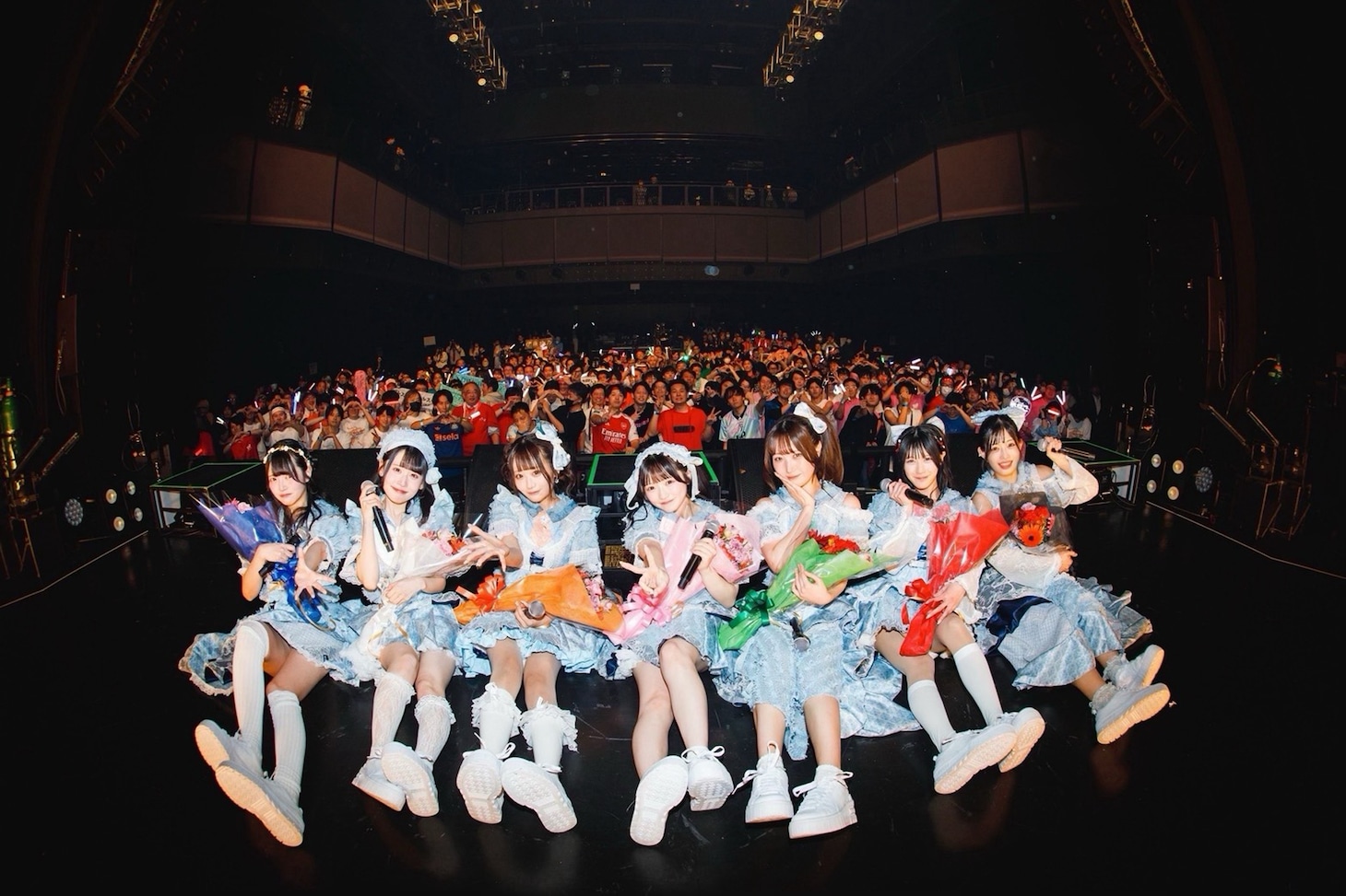 東京・Zepp Shinjuku（TOKYO）のフロアをバックに記念撮影するアンスリューム。（撮影：真島洸）