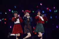 ユニット曲「だだだ、だって。」を披露する大信田美月、市原愛弓、村山結香。©YOANI