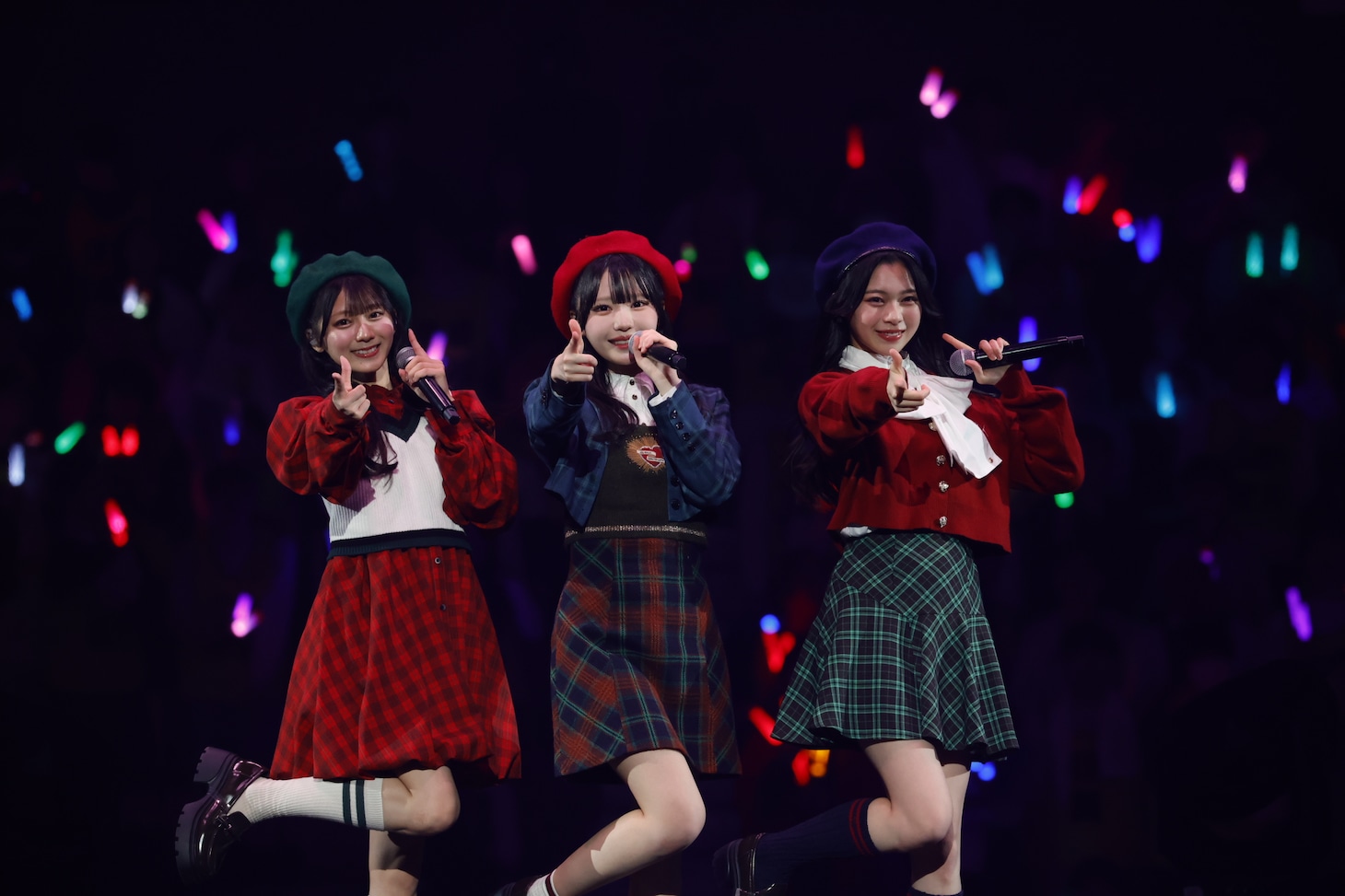 ユニット曲「だだだ、だって。」を披露する大信田美月、市原愛弓、村山結香。©YOANI