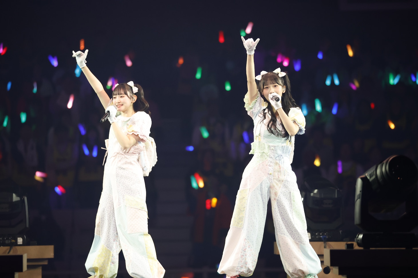 ユニット曲「0120お助け屋さん」を披露する山野愛月と天野香乃愛。©YOANI