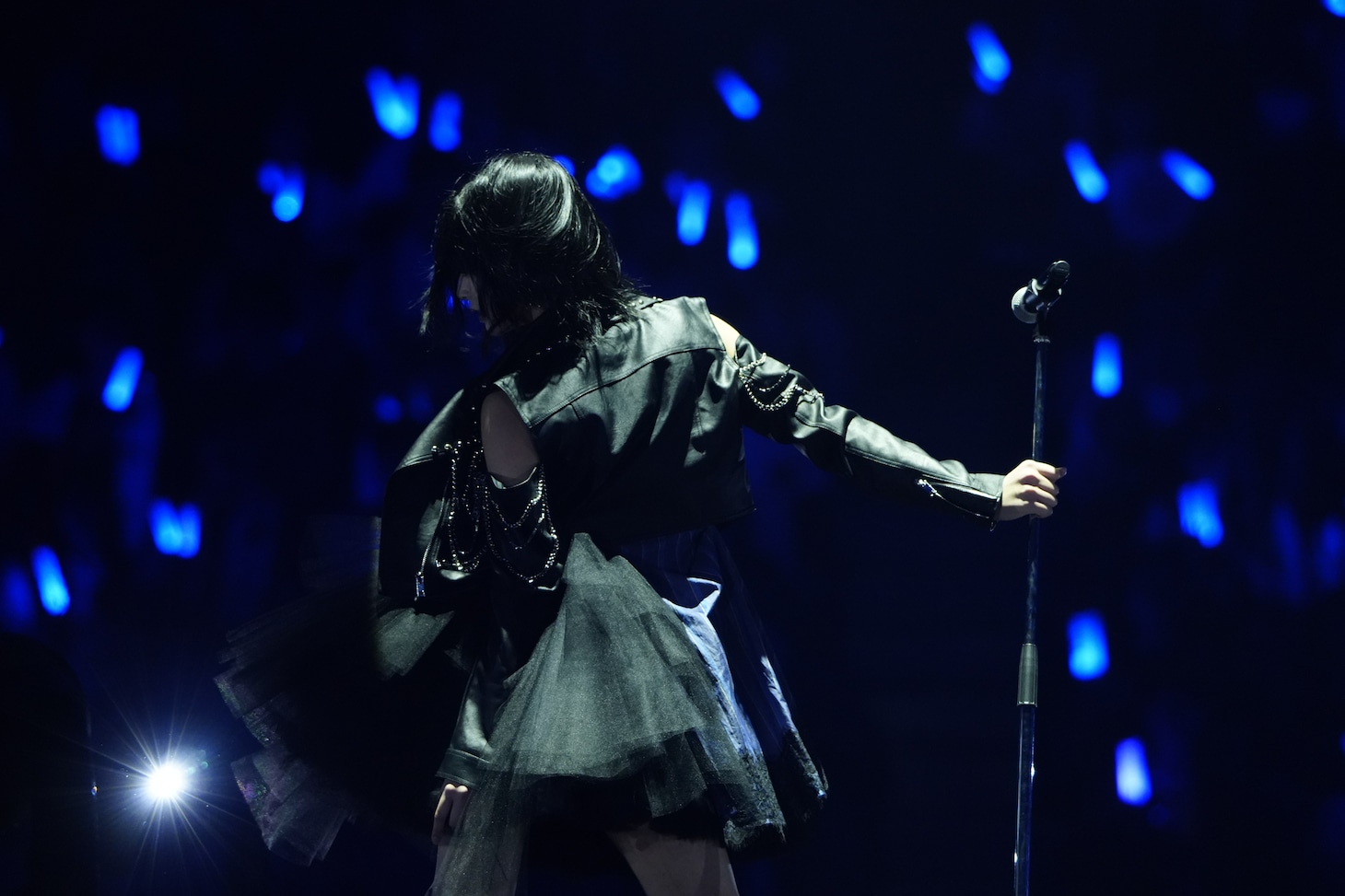 ソロ曲「The rock is you!」を歌う江角怜音。©YOANI