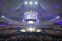 観客に360°囲まれたステージでパフォーマンスする≒JOY。©YOANI