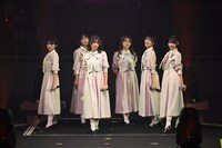 新ユニット曲「ノンフィクション」を披露する大西葵、髙橋舞、小澤愛実、藤沢莉子、逢田珠里依、山田杏佳。©YOANI