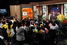 ファンの質問に答えるゆず。©日本テレビ