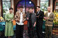 左から有働由美子、北川悠仁（ゆず）、岩沢厚治（ゆず）、松下洸平、小峠英二（バイきんぐ）。©日本テレビ