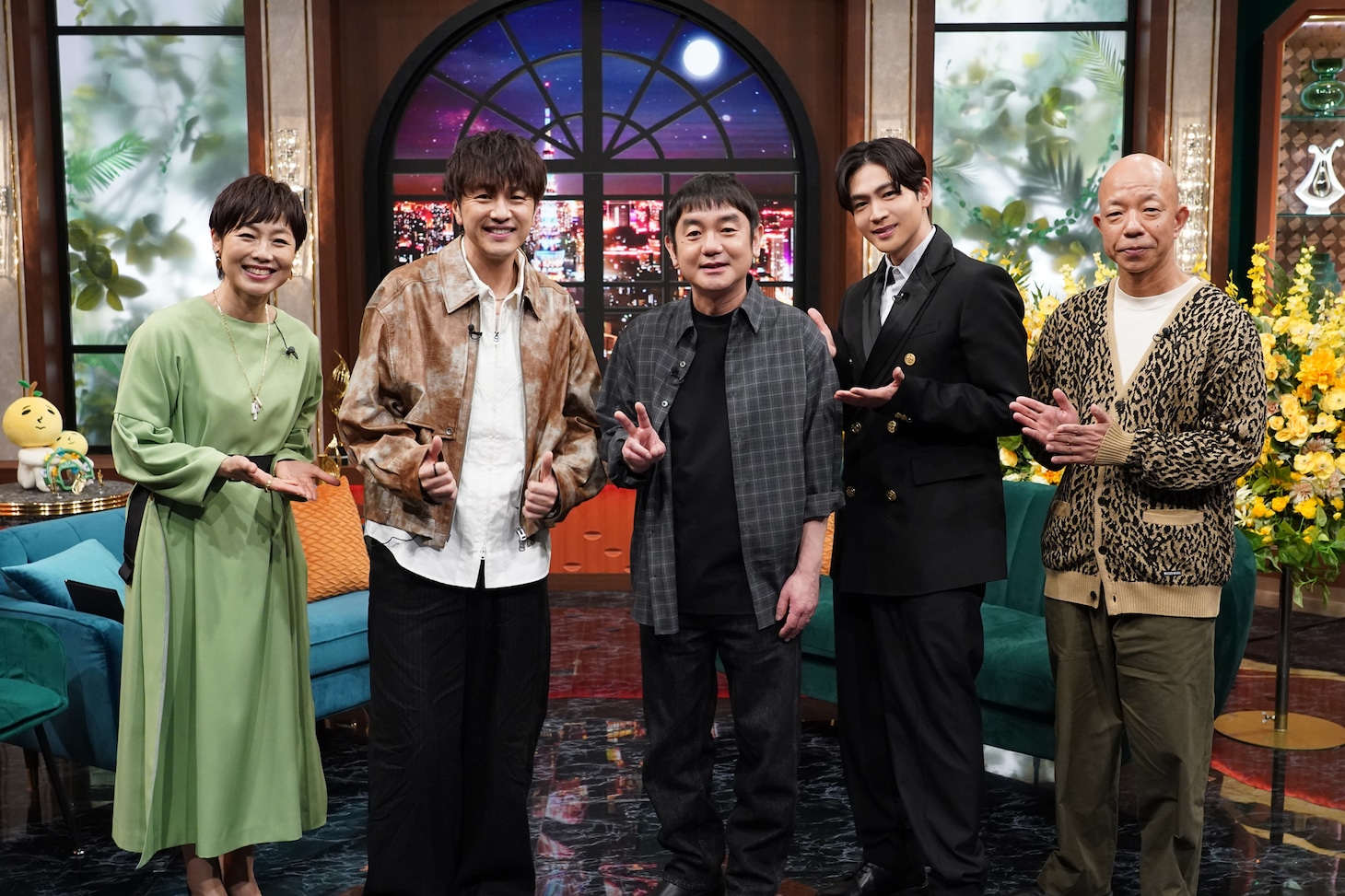 左から有働由美子、北川悠仁（ゆず）、岩沢厚治（ゆず）、松下洸平、小峠英二（バイきんぐ）。©日本テレビ