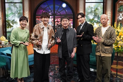 左から有働由美子、北川悠仁（ゆず）、岩沢厚治（ゆず）、松下洸平、小峠英二（バイきんぐ）。©日本テレビ