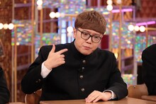 学ラン姿でビートボックスをするHIKAKIN。「Golden SixTONES」3月15日放送回より。