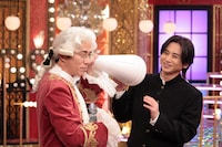 微笑する堂本光一（右）。「Golden SixTONES」3月15日放送回より。