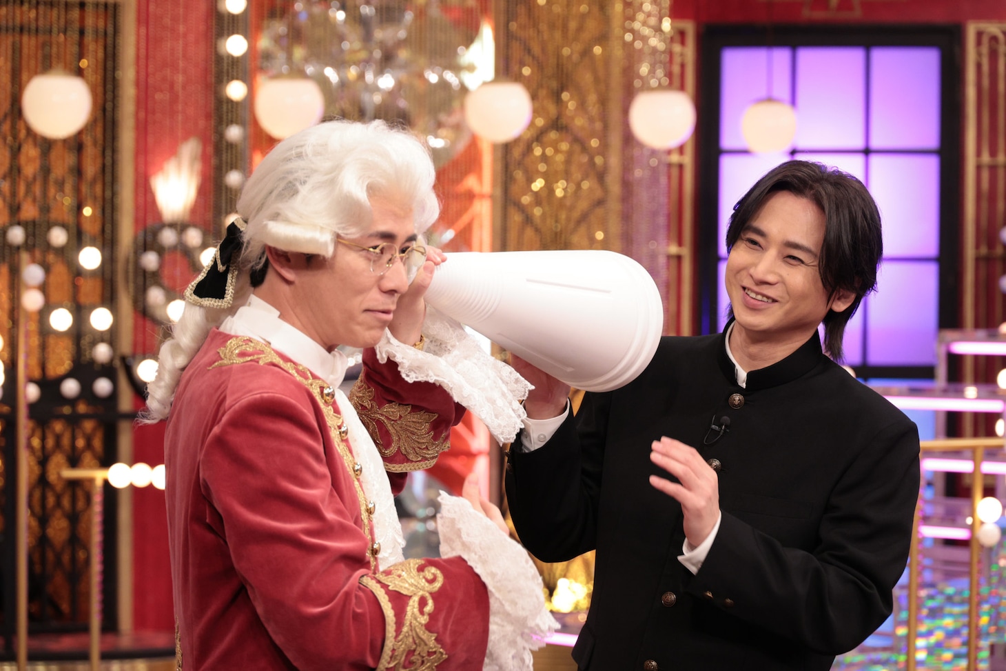 微笑する堂本光一（右）。「Golden SixTONES」3月15日放送回より。