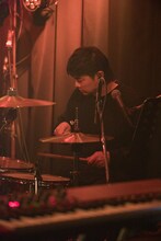 ironのライブでの西浦謙助。（撮影：佐藤祐紀）