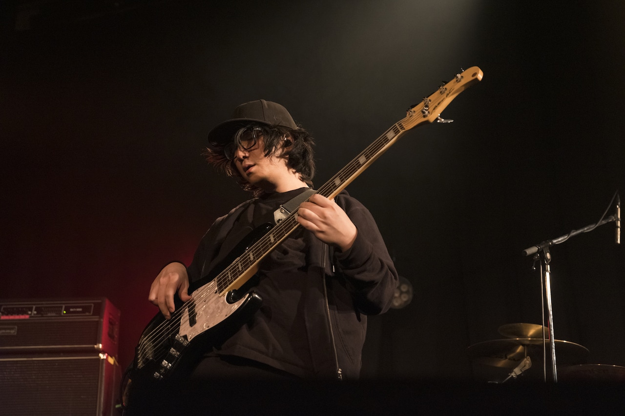 相対性理論カバー、6年ぶりの集団行動、Widescreen Baroque…真部脩一の軌跡を巡る濃密な一夜をレポート