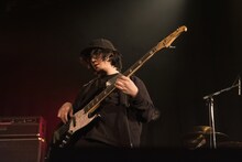 ironとして相対性理論をカバーする真部脩一。（撮影：佐藤祐紀）