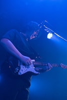 集団行動のライブでの真部脩一。（撮影：佐藤祐紀）