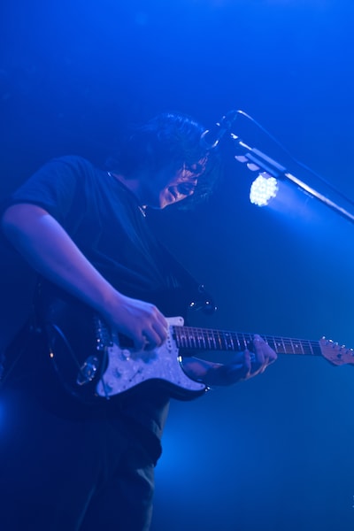 集団行動のライブでの真部脩一。（撮影：佐藤祐紀）