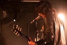 佐々木亮介（Vo, G / a flood of circle）（Photo by MAYUMI）