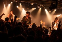 「ライブナタリー “a flood of circle x THE BAWDIES”」よりa flood of circle。（Photo by MAYUMI）