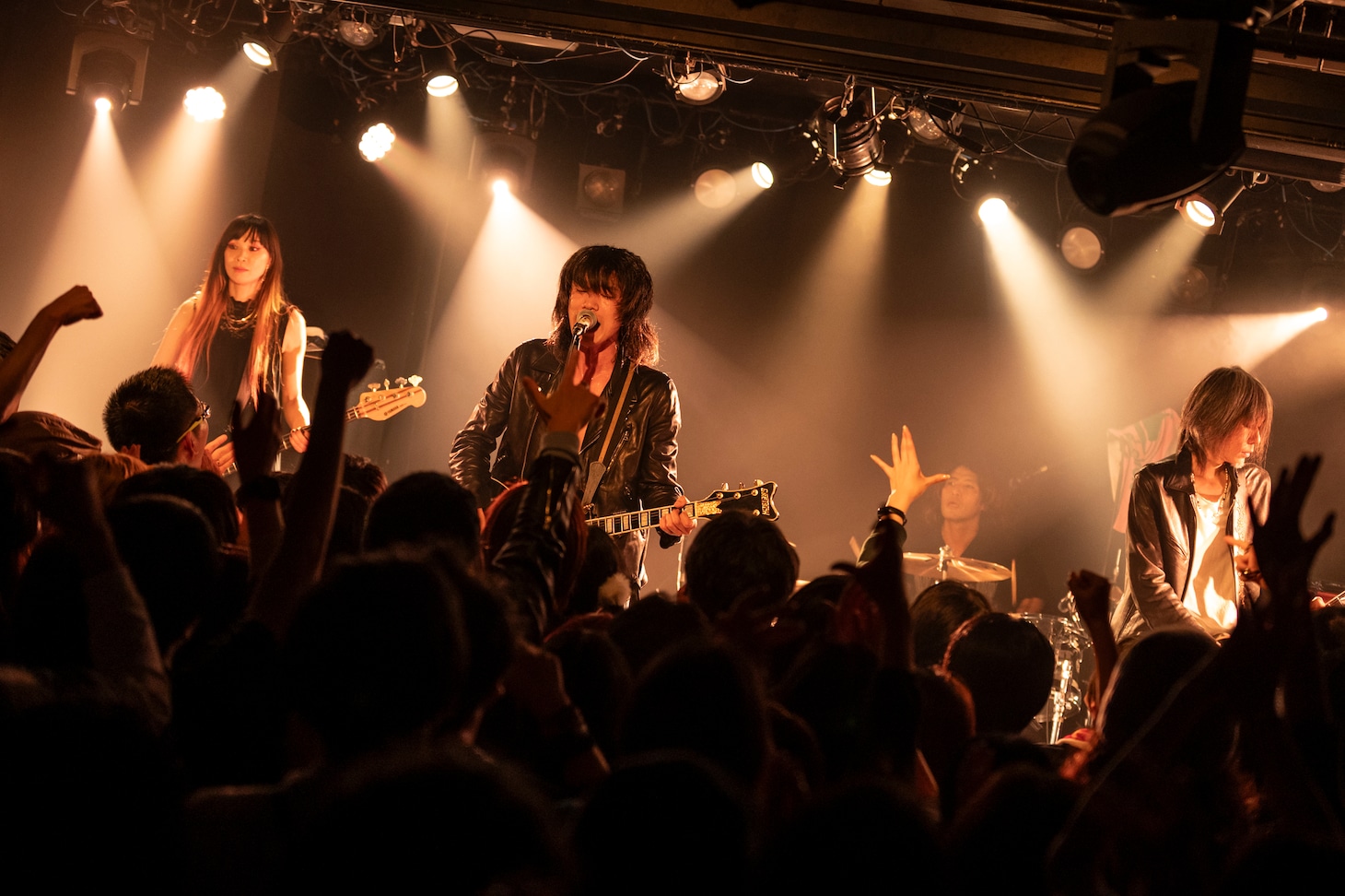 「ライブナタリー “a flood of circle x THE BAWDIES”」よりa flood of circle。（Photo by MAYUMI）