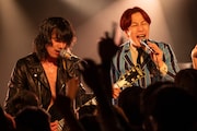 アンコールで「I BEG YOU」を絶唱する佐々木亮介（Vo, G / a flood of circle）とROY（Vo, B / THE BAWDIES）。（Photo by MAYUMI）