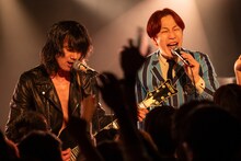 アンコールで「I BEG YOU」を絶唱する佐々木亮介（Vo, G / a flood of circle）とROY（Vo, B / THE BAWDIES）。（Photo by MAYUMI）