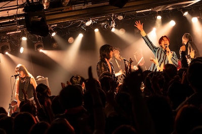 「ライブナタリー “a flood of circle x THE BAWDIES”」のアンコールの様子。（Photo by MAYUMI）