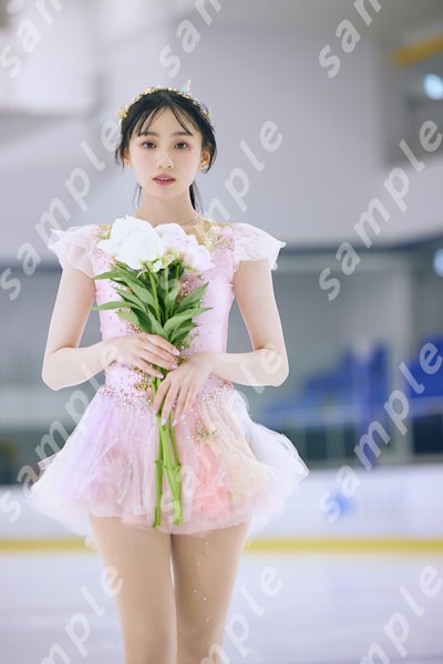 川﨑桜（乃木坂46）1stソロ写真集「エチュード」のパネル展「かわさき×さくら展」限定ポストカード。（撮影：須江隆治）