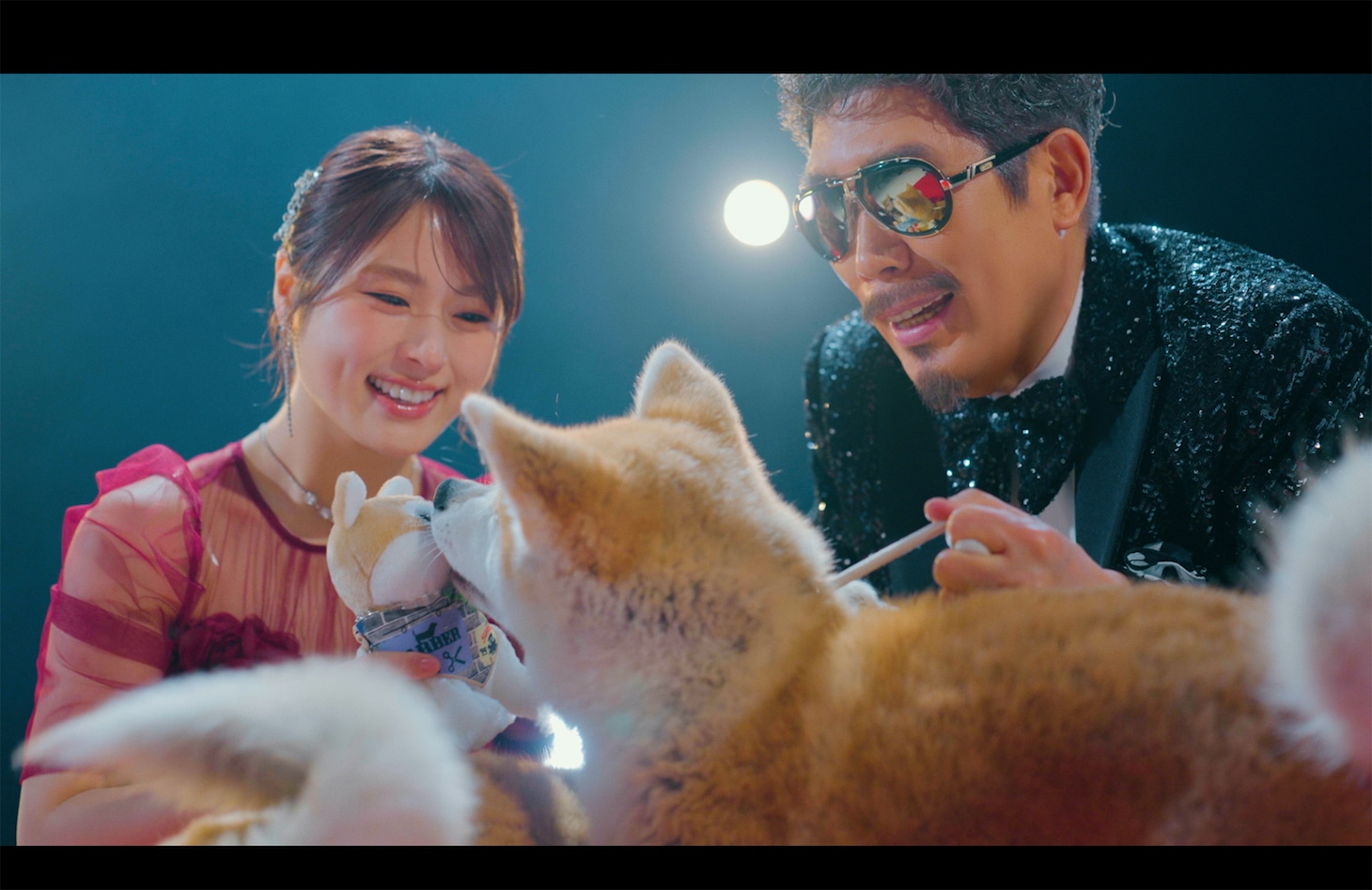 鈴木雅之「渋谷で5時（2026 Ver.）feat. 渋谷凪咲」ミュージックビデオより。秋田犬と笑顔で戯れる2人。