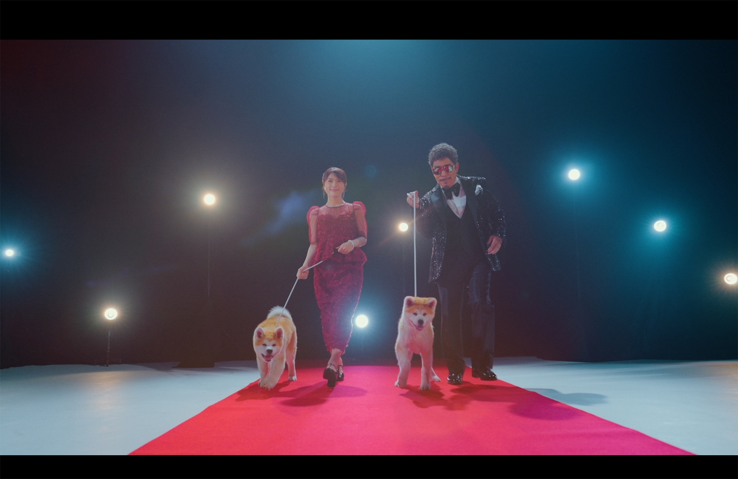 鈴木雅之「渋谷で5時（2026 Ver.）feat. 渋谷凪咲」ミュージックビデオより。秋田犬を連れた2人。