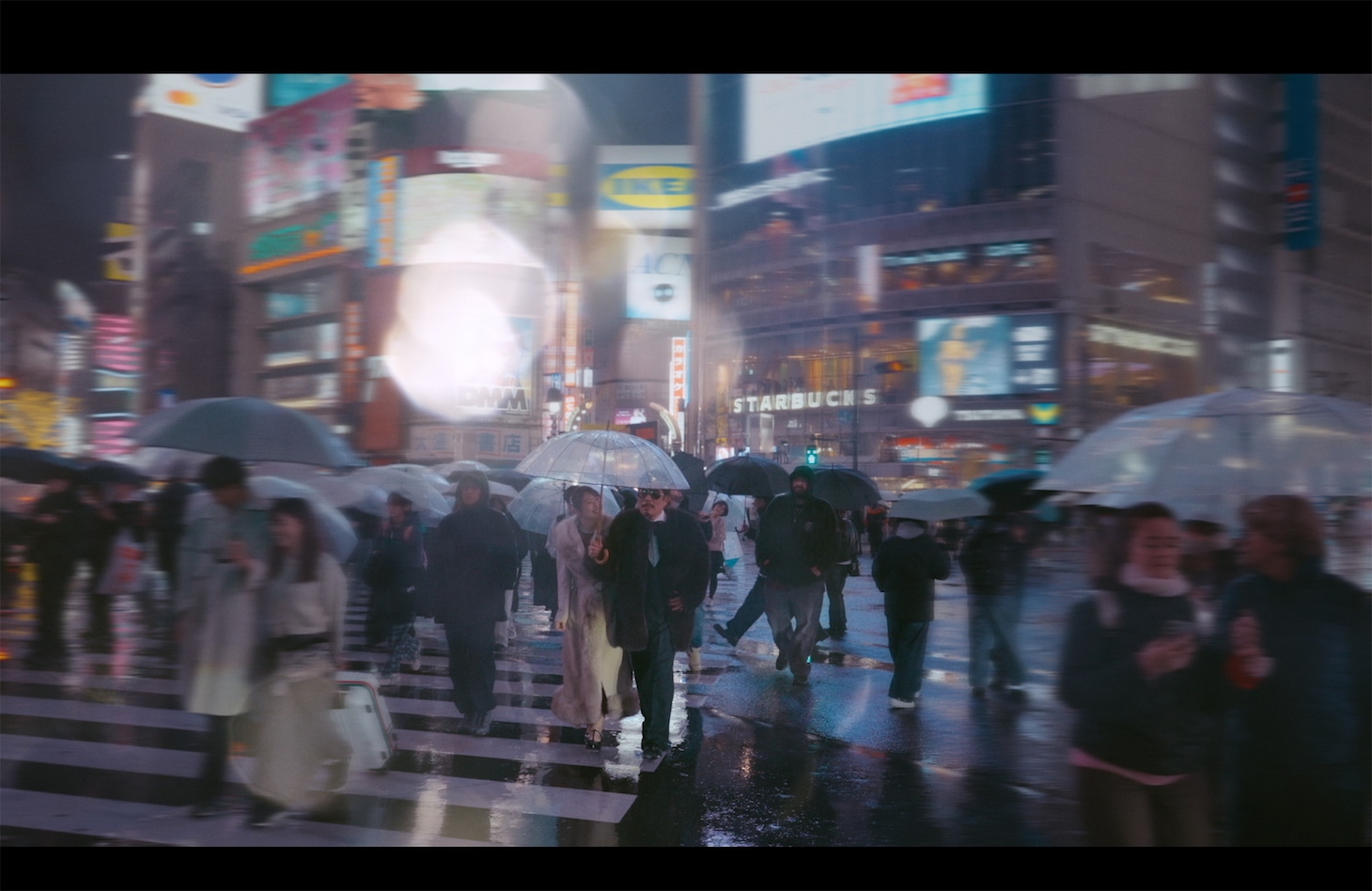 鈴木雅之「渋谷で5時（2026 Ver.）feat. 渋谷凪咲」ミュージックビデオより。スクランブル交差点を歩く2人。