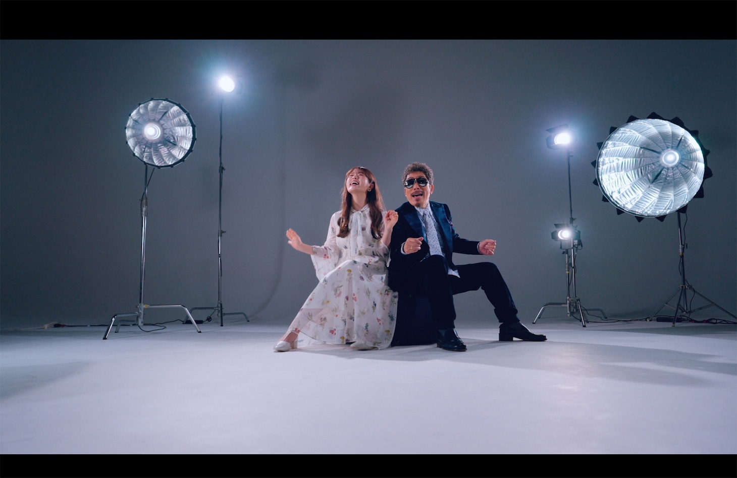 鈴木雅之「渋谷で5時（2026 Ver.）feat. 渋谷凪咲」ミュージックビデオより。