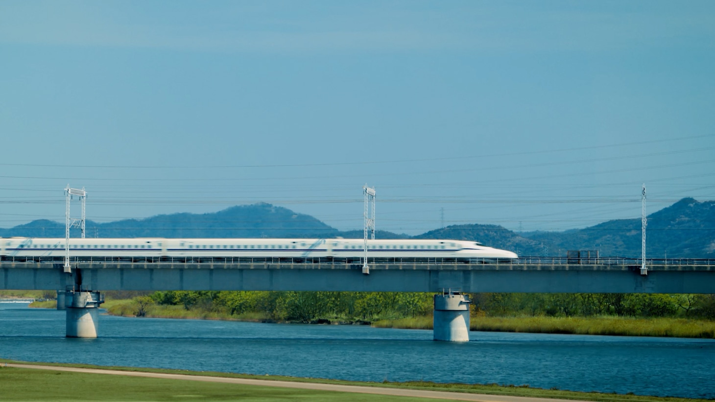 JR西日本のCM「動け、好奇心。好奇心が動く方へ」編より。