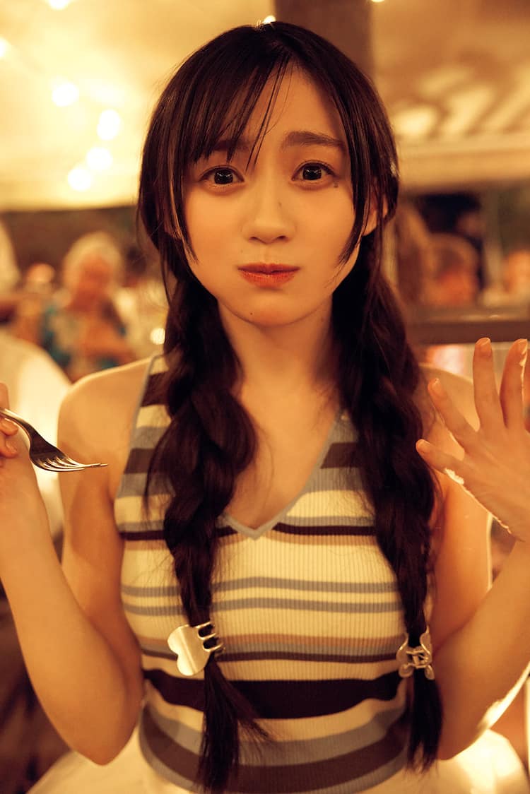 乃木坂46川﨑桜がニース料理に至福の表情、1st写真集「エチュード 
