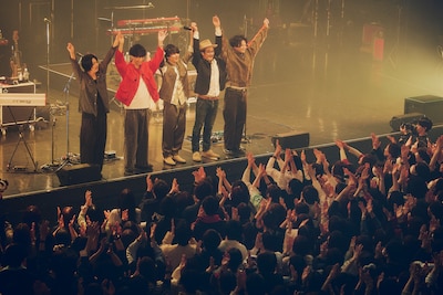 「TenTwenty ONE MAN LIVE TOUR 2026『Abyss Red』」アンコールの様子。（Photo by Tetsuya Yamakawa）