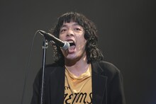 熱唱する峯田和伸（銀杏BOYZ）。