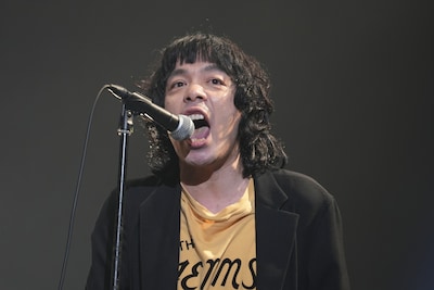 熱唱する峯田和伸（銀杏BOYZ）。