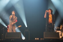 「宣戦布告」を歌う若葉竜也と峯田和伸（銀杏BOYZ）。