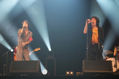 「宣戦布告」を歌う若葉竜也と峯田和伸（銀杏BOYZ）。