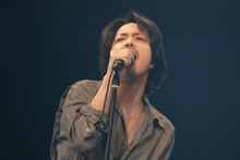 熱唱する若葉竜也。