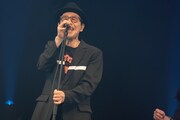 熱唱する田口トモロヲ。