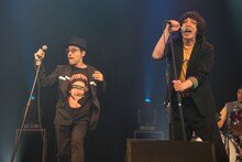 左から田口トモロヲ、峯田和伸。