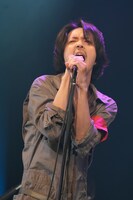 熱唱する若葉竜也。