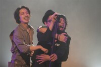 2人がかりで田口トモロヲにバックドロップを決める若葉竜也と峯田和伸。