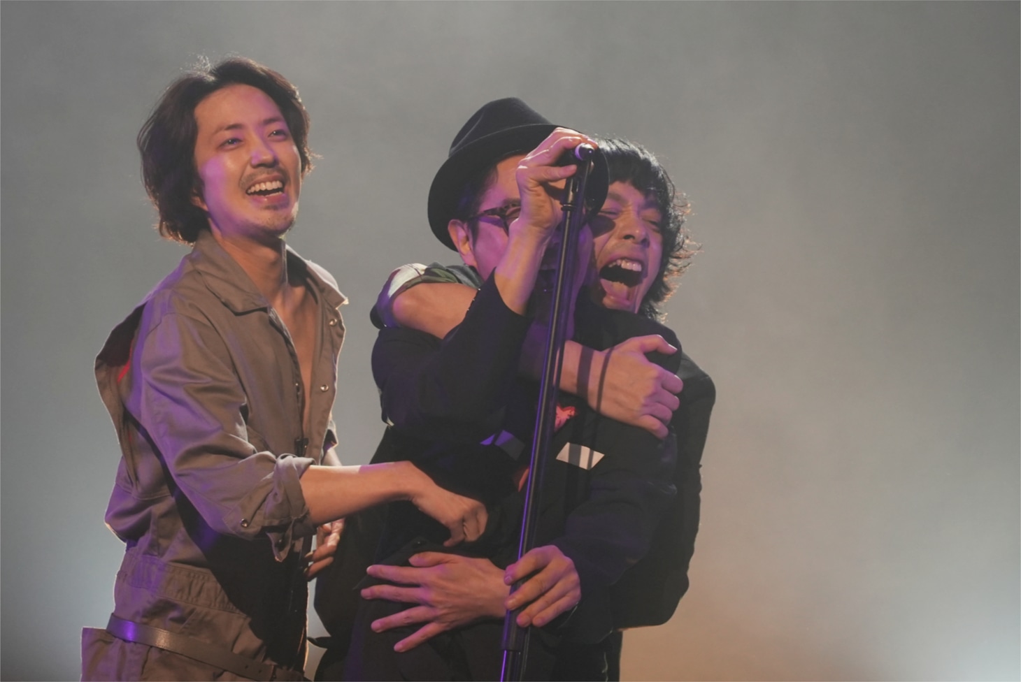 2人がかりで田口トモロヲにバックドロップを決める若葉竜也と峯田和伸。