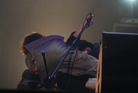 田口トモロヲにバックドロップを決めた若葉竜也と峯田和伸。