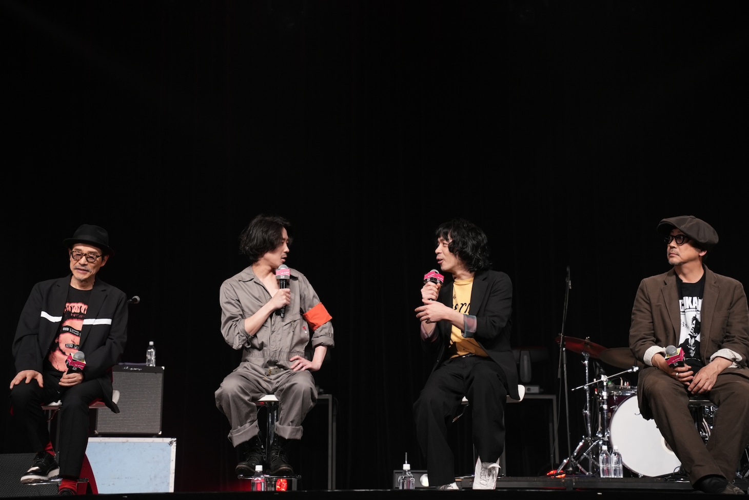 左から田口トモロヲ、若葉竜也、峯田和伸、大森南朋。