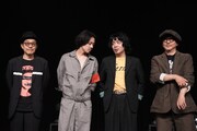 左から田口トモロヲ、若葉竜也、峯田和伸、大森南朋。