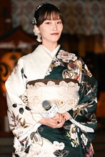 ショートケーキを手でつかみ、2口で食べる片岡凜。