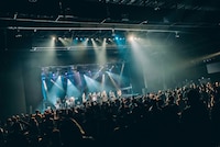 若葉竜也、田口トモロヲ、峯田和伸（銀杏BOYZ）、大森南朋のパフォーマンスの様子。（撮影：サマーエンドブルーリオ［@orz_____rio］）