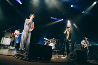 峯田和伸（銀杏BOYZ）と若葉竜也のパフォーマンスの様子。（撮影：サマーエンドブルーリオ［@orz_____rio］）